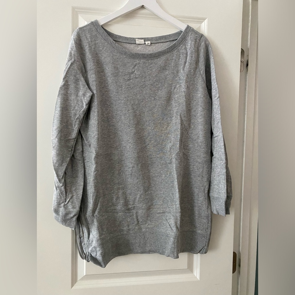 Gap maternity gray sweatshirt tunic. Size M. Zippers on both bottom sides.